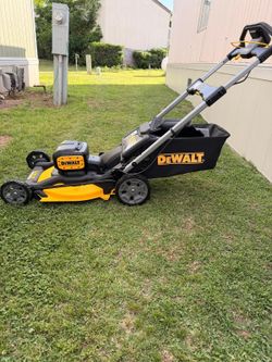 DEWALT 2x20V MAX 21 in. cordless battery powered self-propelled lawn mower.( TOOL ONLY)