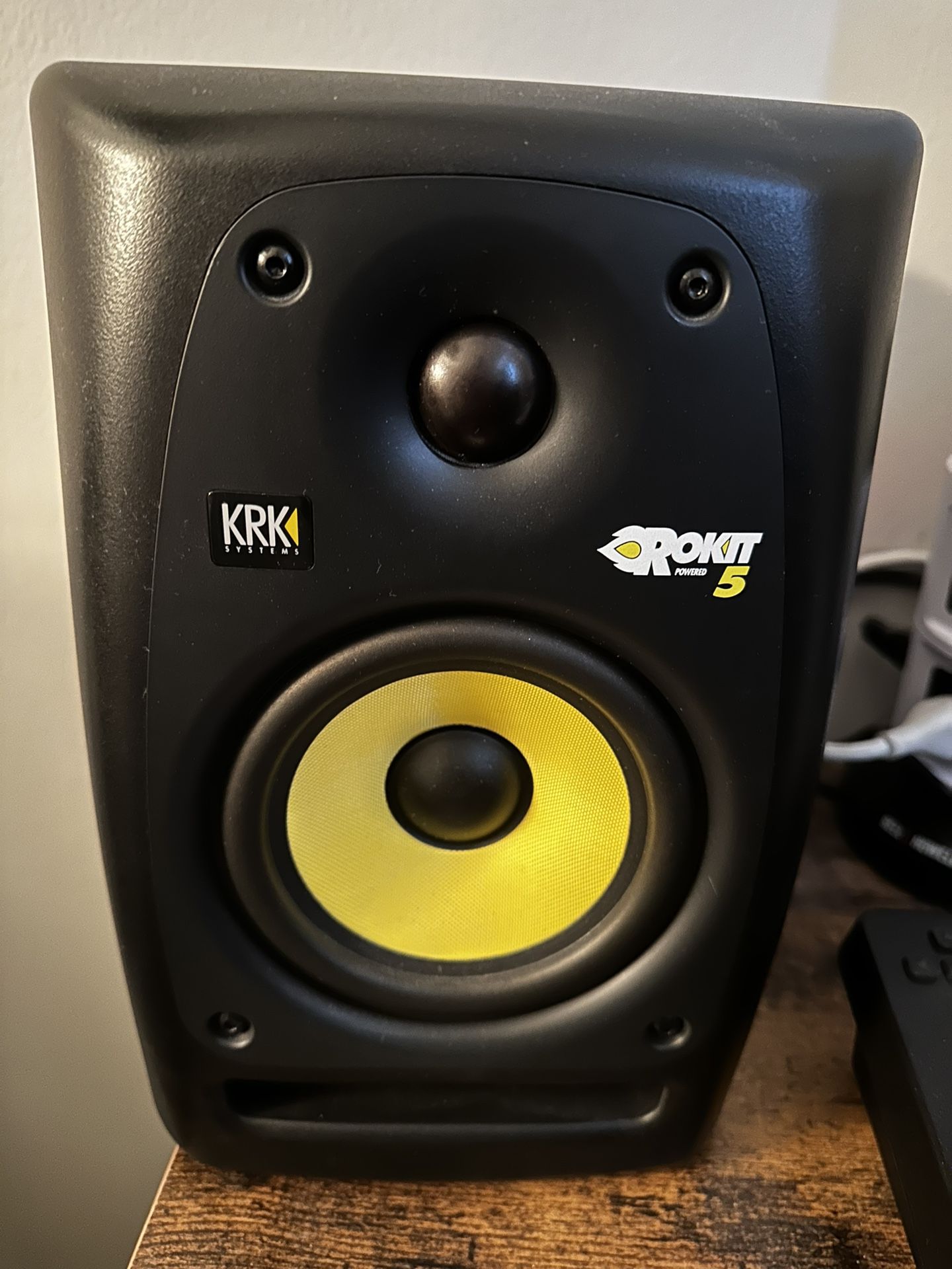 A Set Of  Krkrokit5 Power Studio Monitor 