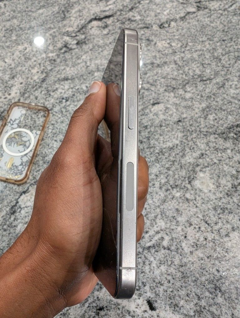 iPhone 15 With Cracked Screen And Doesn't Work. At&T
