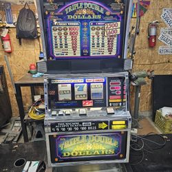 IGT SLOT MACHINE (triple Double Dollars)
