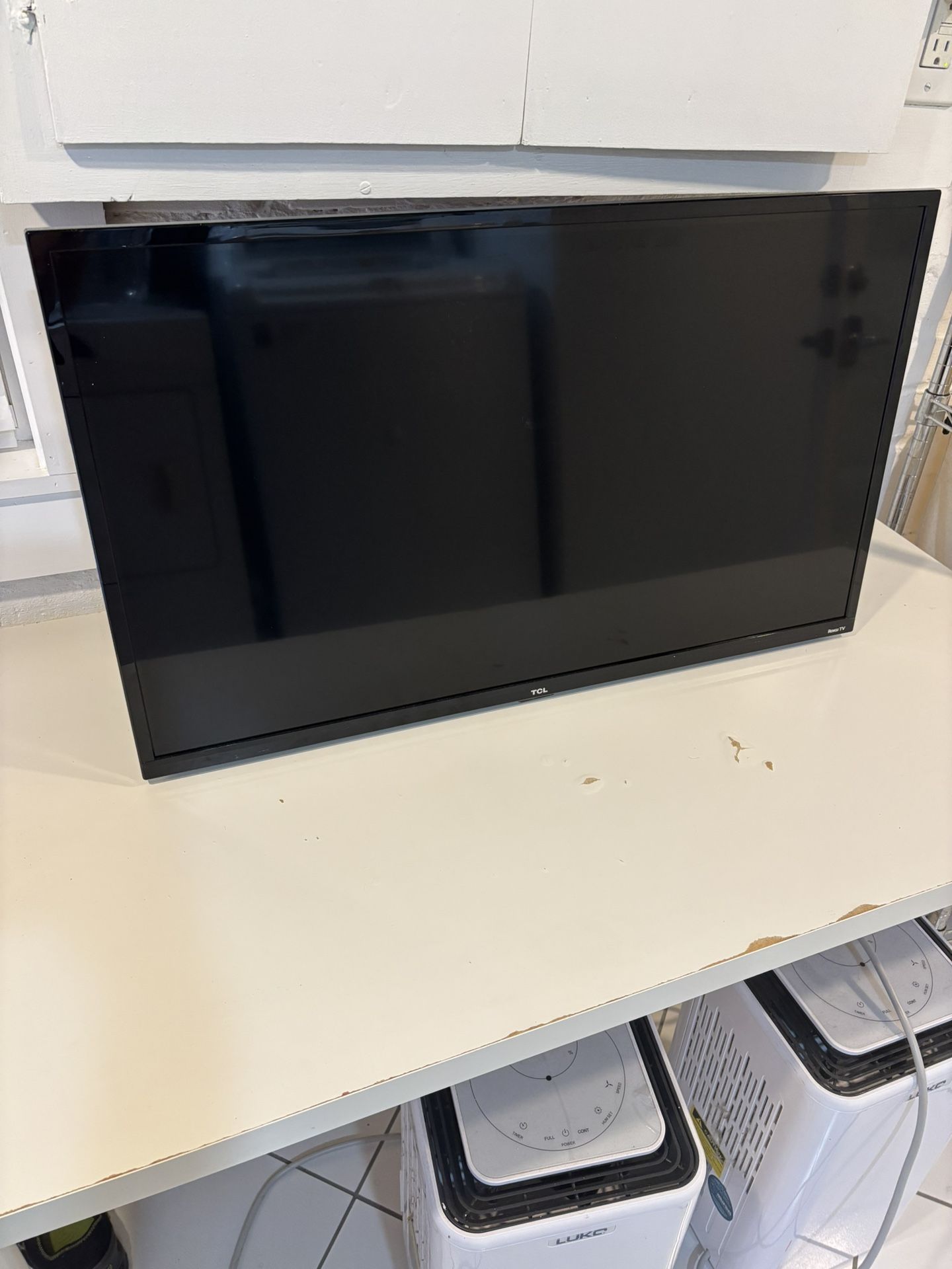 32 Inch TCL Roku TV w/wall mount
