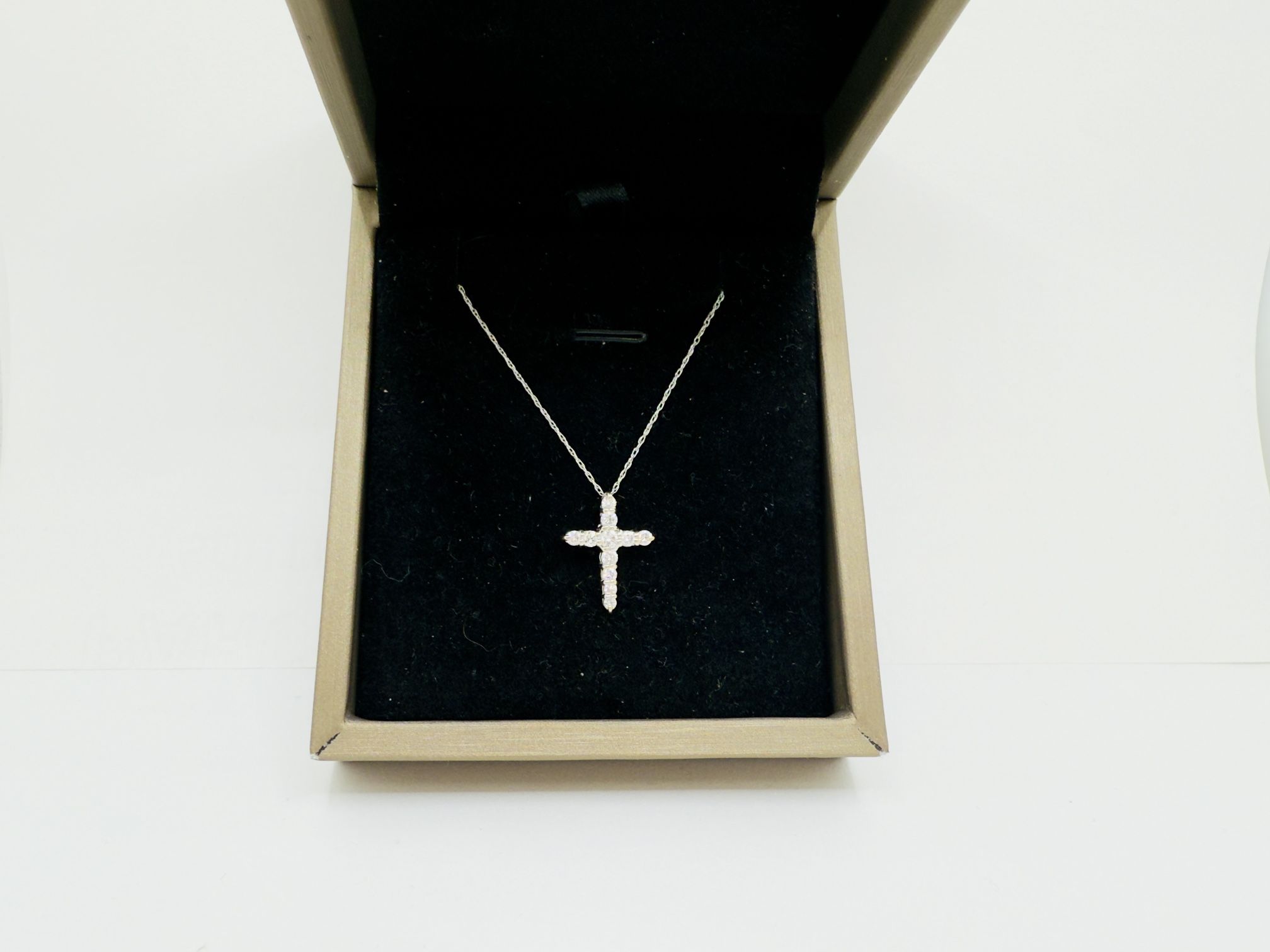 Beautiful 18K Gold Diamond Cross Pendant