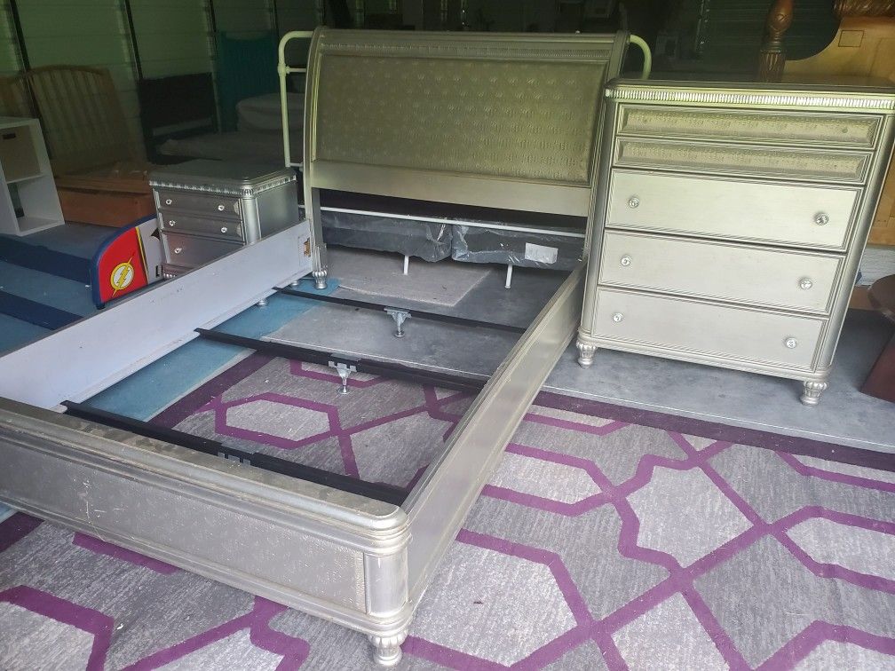 Queen Silver Snakeskin Rhinestone Bedroom Set