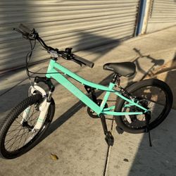 KIDS MOUNTAIN BIKE 20 FRONT SUSPENSION  DESCRIPTION 【Durable Frame and Fork】The durable frame is lower so it's easier for kids to stand over and hop o