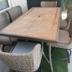 Patio,Outdoor Furniture,6 Swivel Médium Barstool Chairs With Cushions,table.