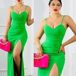 New Women's Dress Available In Size Medium And large 