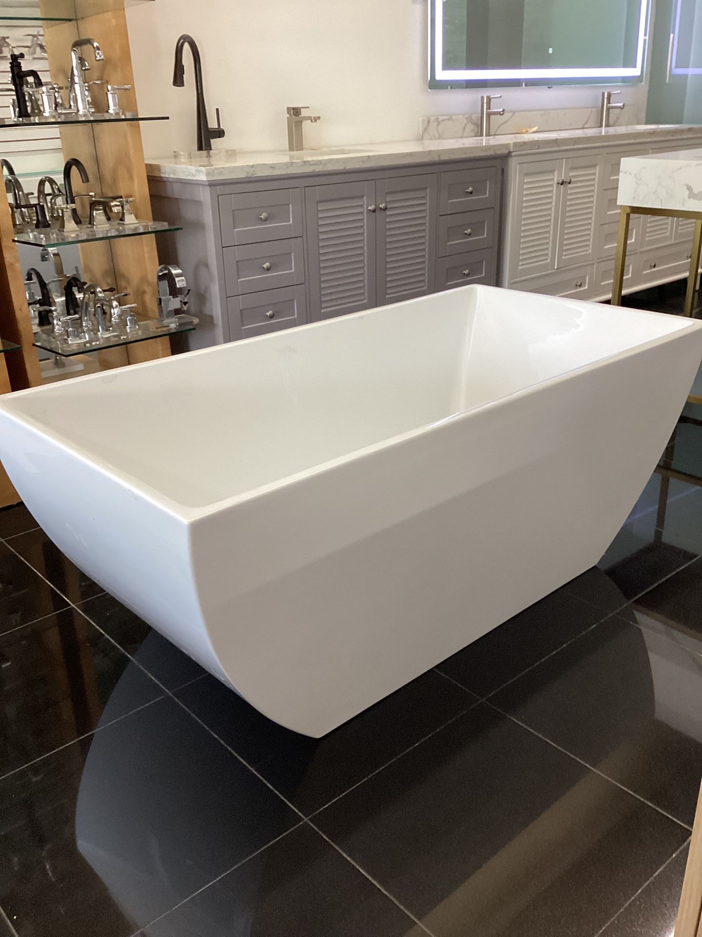 59” X30” Freestanding bathtub Ready For Pick Up