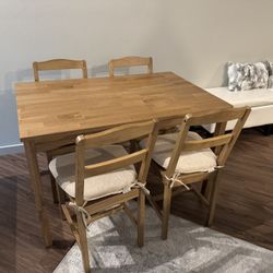Dining Table and 4 Chairs with Seat Covers 