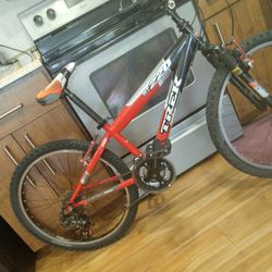 Trek 21 Speed Mountain Bike Still In New Shape 