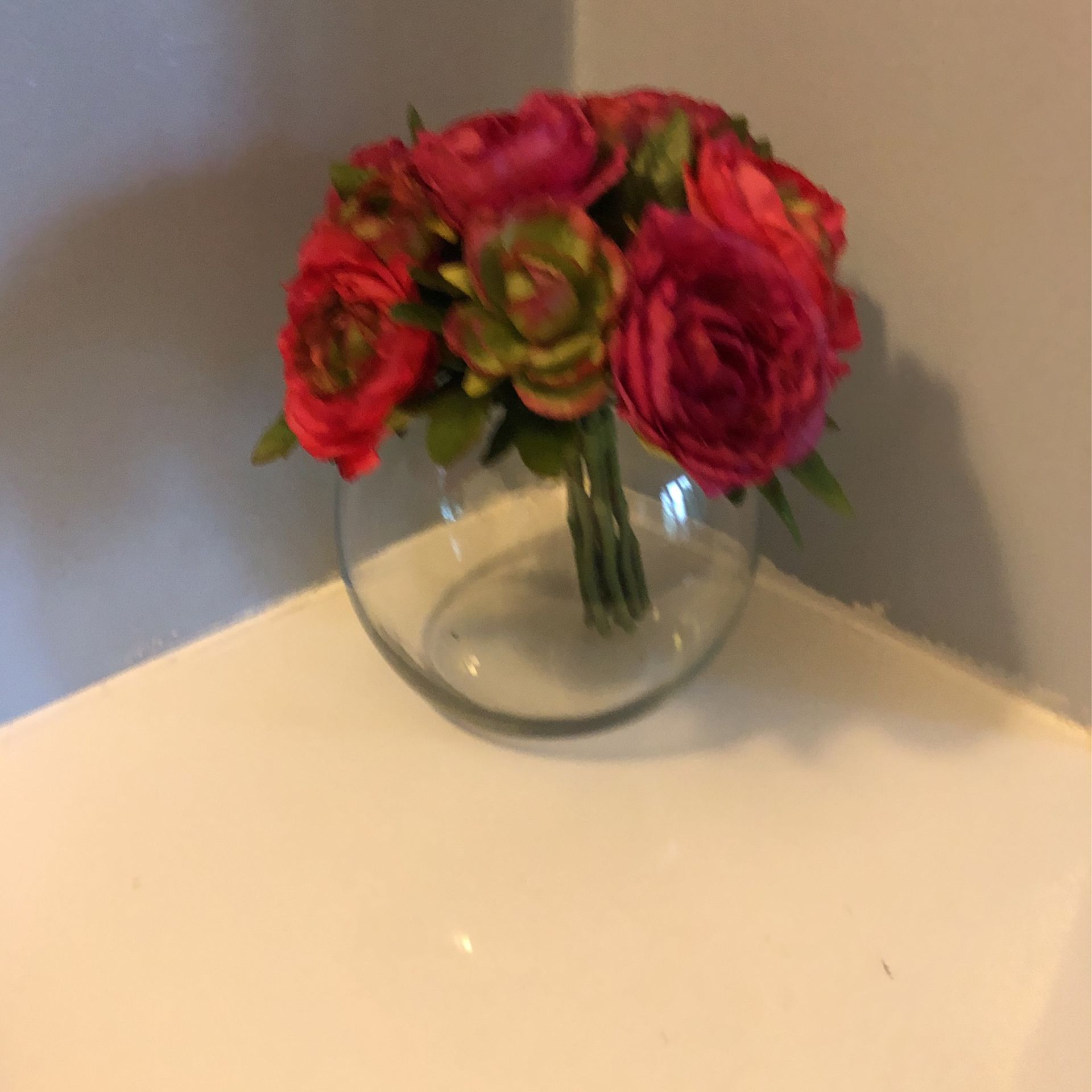 Center Piece Floral Arrangements, 9” Ranunculus Bouquet In 5.5” Clear Glass Fish Bowl Vase