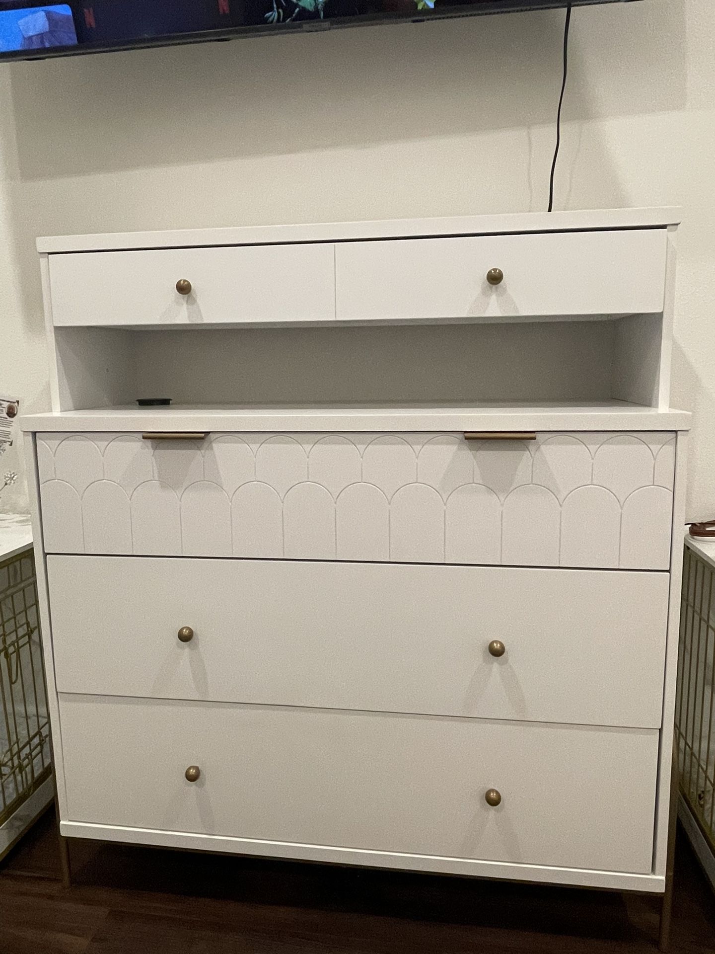 Dresser With Wireless Charger
