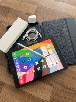 Apple iPad 8th Generation 32GB (Latest iOS 26) Logitech Keyboard case , Pencil & charger