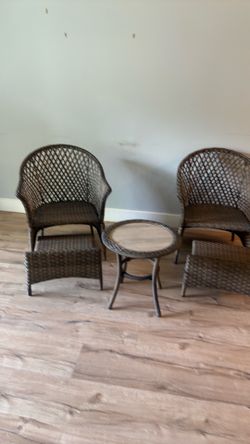 Exterior chairs with table