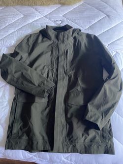 Lululemon Men’s Zipup Rain Windbreaker Green  Jacket.  Size L