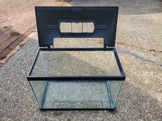 20 gallon fish tank aquarium with lid and light.