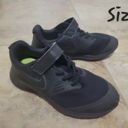 Boy's Nike Shoes Size 1