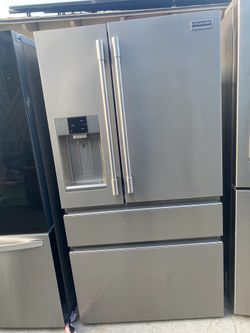 Samsung beautiful stainless steel refrigerator looks like new French door everything works perfectly first come first served