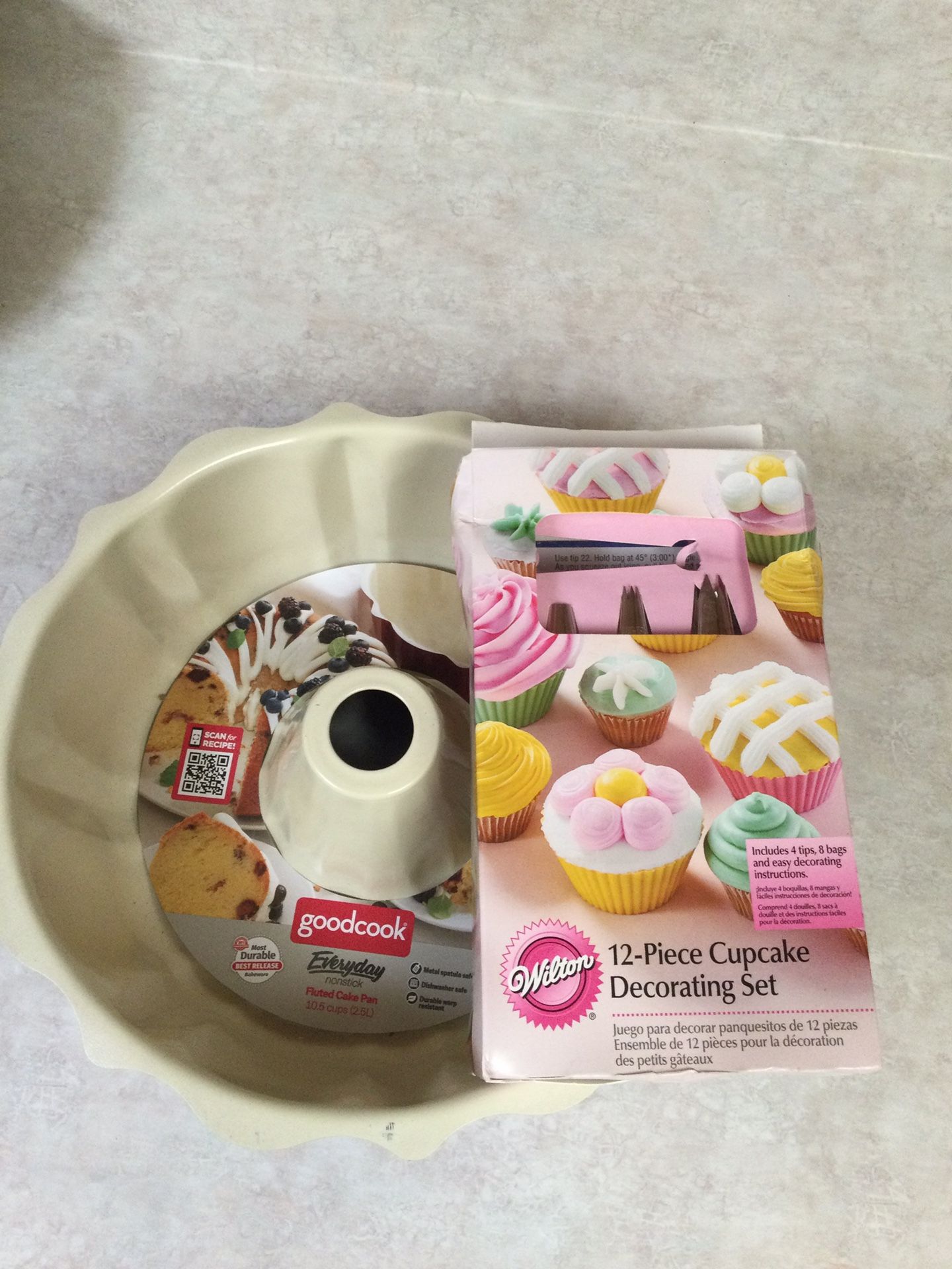 Bundt Pan and Decorating Kit