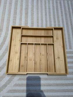 Bandeja de madera bambú para cubiertos con separadores.