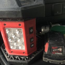 Milwaukee Flood Light & 5 Amp Battery