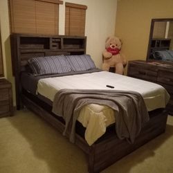 Queen Size Bedroom Set 