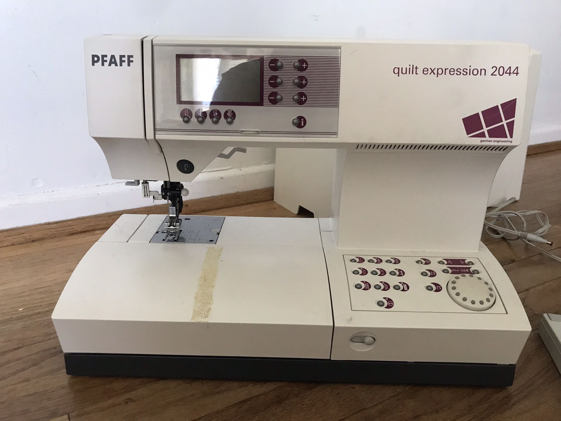 Pfaff Quilt Expression 2044 sewing machine for Sale in Everett, WA