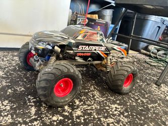 Traxxas Stampede with 2 batteries and charger