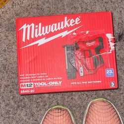 Millwaukee M12 23 Ga Pin Nailer 