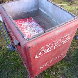 Old COCA COLA ICE BOX. 