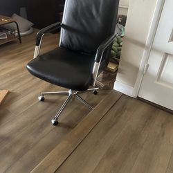 Black office chair