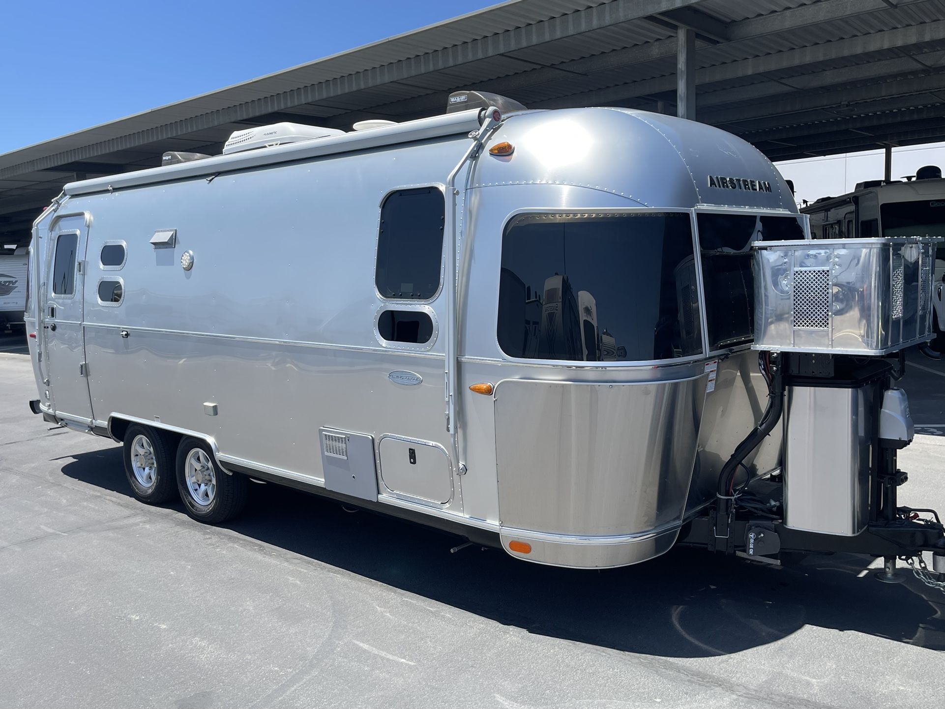 2017 Airstream 25FB Luxury travel Trailer W/ Upgrades