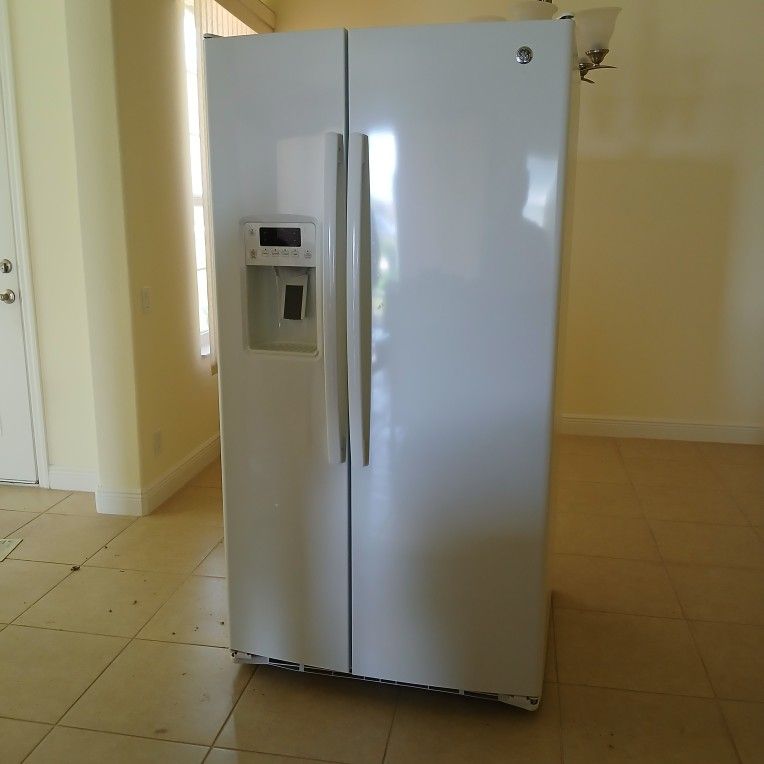 GE SIDE BY SIDE REFRIGERATOR FREEZER 25.3 CF