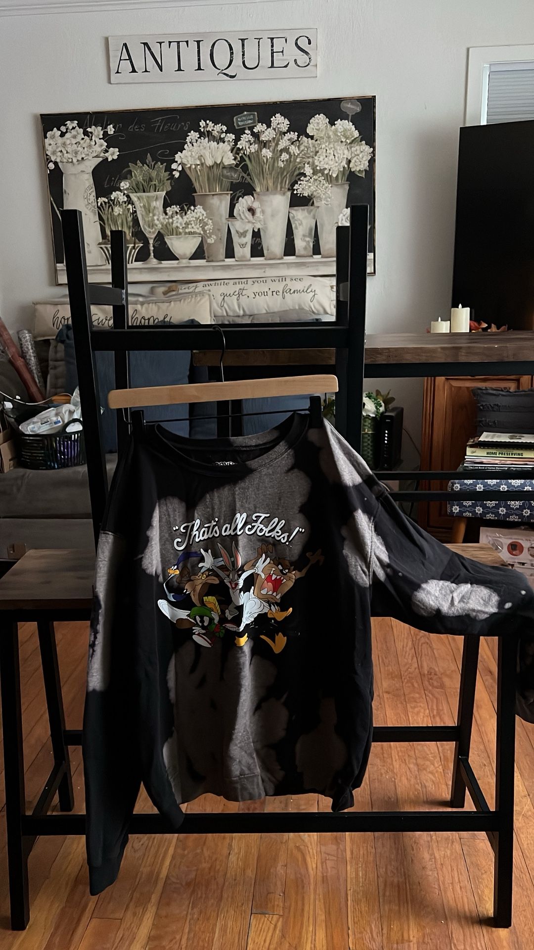 Looney Tunes Sweatshirt Size Large