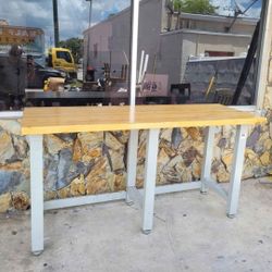 Butcher block wood work bench, table or desk. High table. Mesa de madera