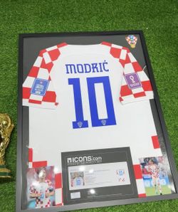 Modric autographed shirt