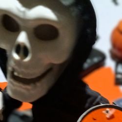 Double Skeletons eyes light Up and Dance Hands
