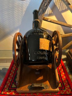 CARRUSEL ANTIGUO DE MADERA CON BOTELLA DE COÑAG