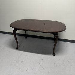 Oval Wood Dining Table w/ Cabriole Legs – Extends