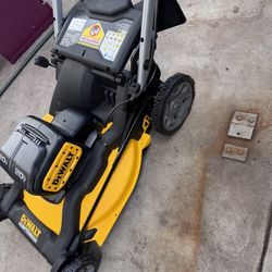  BRAND NEW IN A BOX DEWALT XR 21 INCH / 2X 20 V BRUSHLESS MAX REAR WHEEL DRIVE , PUSH LAWNMOWER INCLUDES 2  10H BATTERY AND 2 CHARGERS. UP TO 80 MIN O