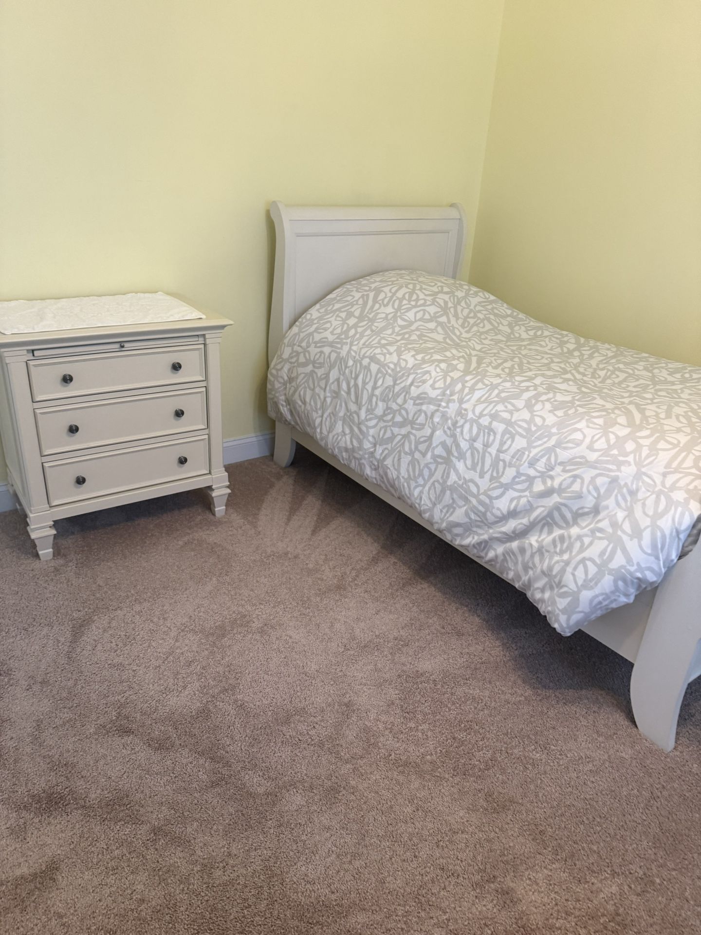 Beautiful 3 Piece Twin Bedroom Set Almost New With Mattress