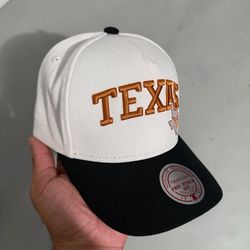 Texas Longhorns Mitchell & Ness Snapback Hat – White/Black (Pro Pinch Fit)