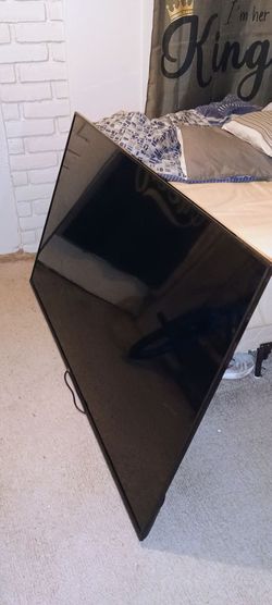 TV TCL Model 70S430 de 70" pulgadas no está kebrada nomás se apagó y Yano prendió no tiene control ni las patitas ke sostienen la tv 70-inch TCL TV (M