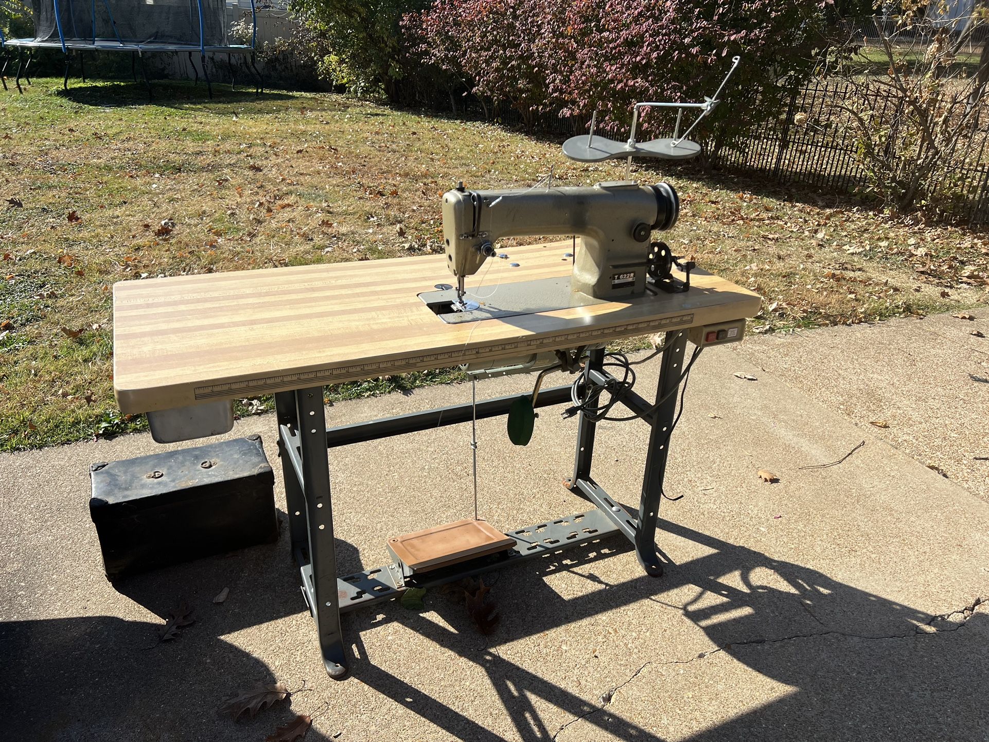 Industrial Tacsew sewing machine T 622R with motor & table for Sale in