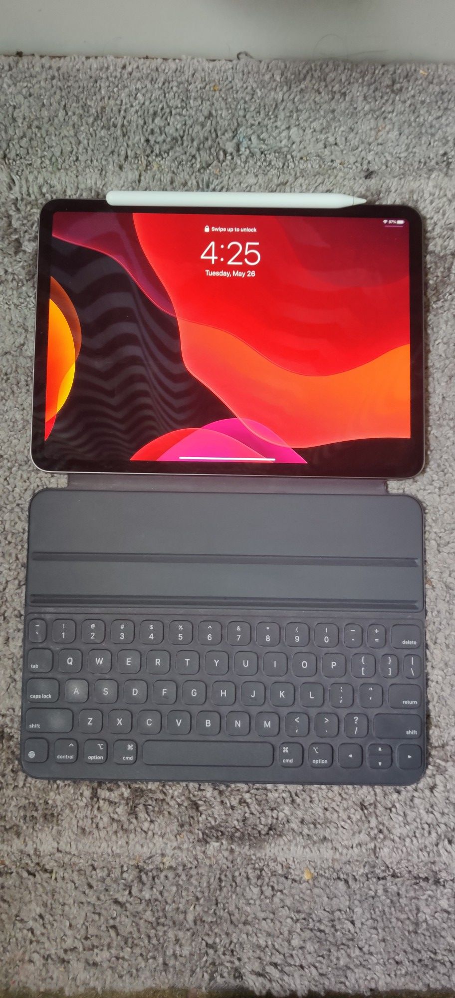 iPad pro 2018 11" 64GB w/smart keyboard and apple pencil