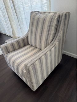 Kambria Swivel Glider Accent Chair (From Ashley Furniture )