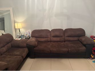 Sofa cama con mesa y sillas