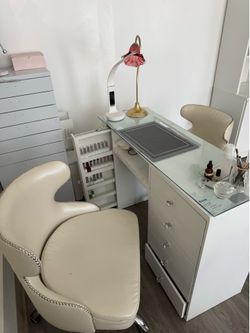 Manicure table and chairs