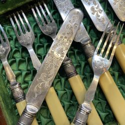 Vintage 12 Piece Cutlery Set In Excellent Condition Silver Utensils Forks Knifes