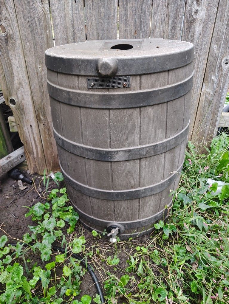 Rain Barrel with water spigot