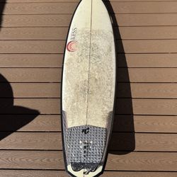 Surfboard 5’8”